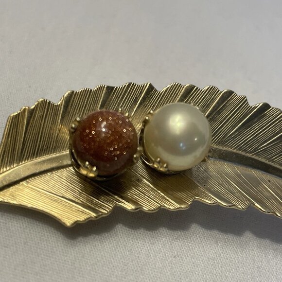 Vintage Gold Tone Leaf Feather With 2 Faux Pearl Beads Brooch - Picture 5 of 10